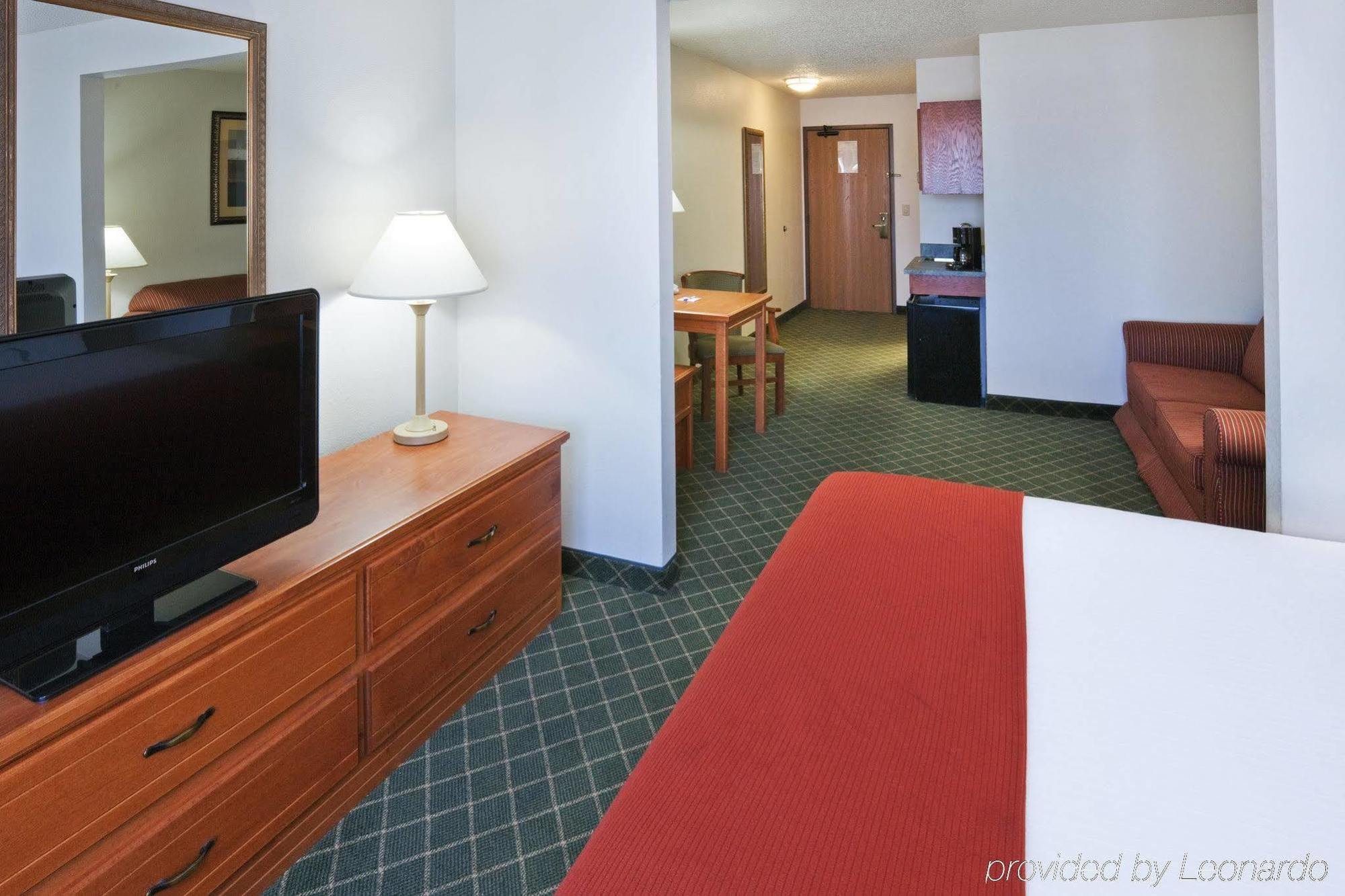 Holiday Inn Express Hotel & Suites Chickasha By Ihg Room photo